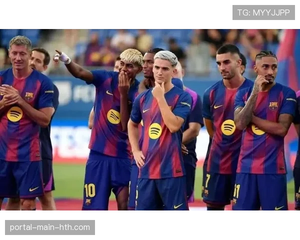 特写：伤愈复出即进球，巴萨小将加维拥抱哈维瞬间